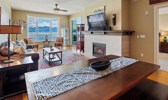 Sandpoint Condominio | Elegant Waterfront Condo w/ Boat Slip Included | Pool & Hot Tub