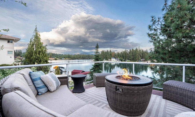 Post Falls Casa | Luxe Waterfront Home w/ Dock, Deck & Spa Bath