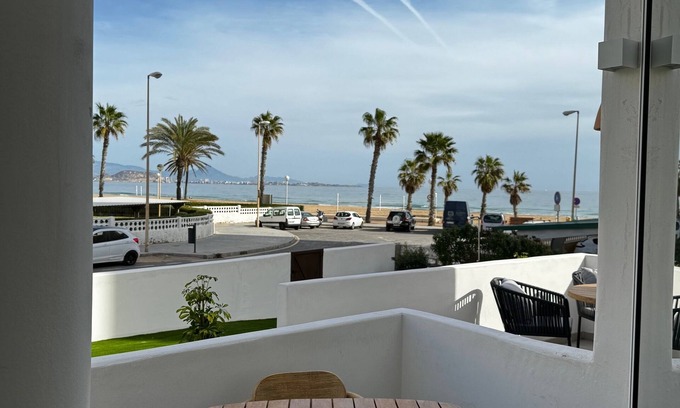 Urbanova Apartamento | Elegante casa con vistas al mar en la playa #2