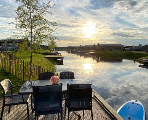 Municipality of Kampen Casa | Elegantes Chalet am Wasser mit Steg Klimaanlage Ferienhaus am See Niederlande