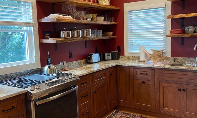 Beacon Apartamento | Elegantly appointed, newly renovated apartment in early 1800's brick farmhouse