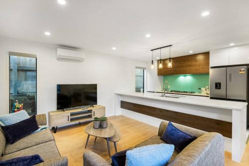 Mount Roskill Casa | Element Edge Townhouse with Parking and Air-Con