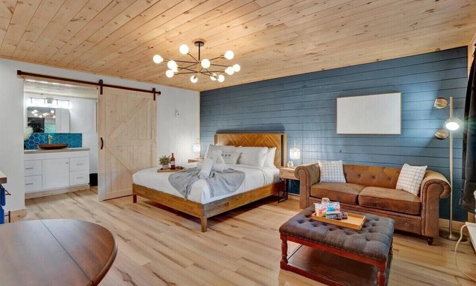 Canadensis Hotel | Elements Modern Charmer| Firepits | Pet-Friendly