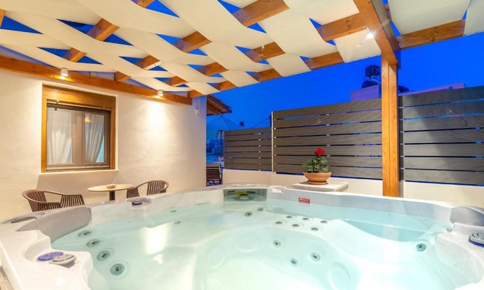 Nea Alikarnassos Casa | Eleni Luxury Maisonette with Jacuzzi