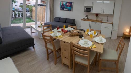 Sanderau Apartamento | Eleonoras Ferienwohnung in Würzburg Stadt mit Terrasse im Erdgeschoss inklusive eigenen Parkplätzen vor der Tür