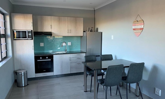 Moses Kotane Casa | Elephant House, 2 bedroom House, Next to Pilanesberg and Sun City