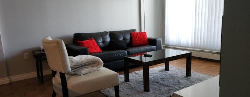 Connaught Apartamento | Elevated Living: 2-Bedroom Upper Apartment