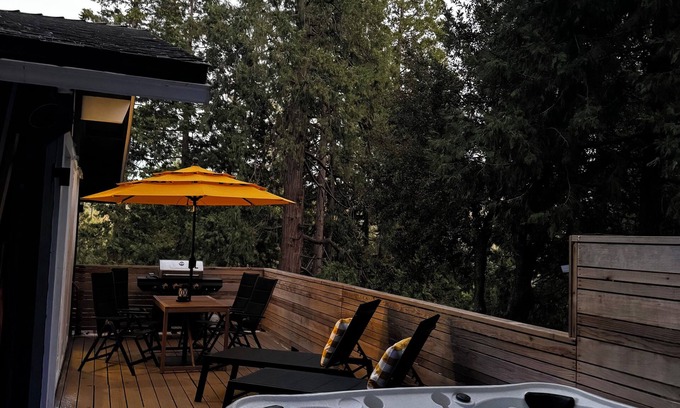 Mi-Wuk Village Cabina | Elevated Mountain Cabin with Luxe Hot-tub