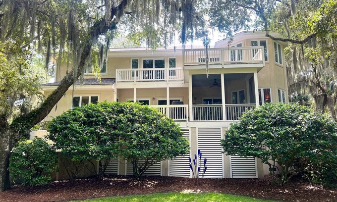 Seabrook Island Casa | Elevator, fairway golf views, club access, and mile to beach.