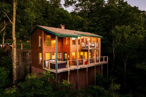Chalet Village Chalet De Esquí | Elevista - Quaint&Private-Views-HotTub-PoolTable-Bears-3 Clubhouse Pools