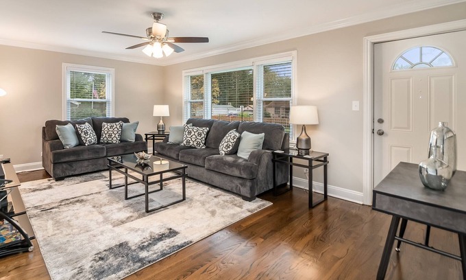 Elgin Casa | Elgin Rental- Jay St