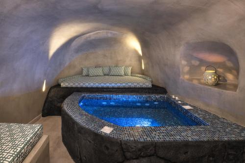 Messaria Apartamento | Elia 2 bedroom cavehouse with indoor jacuzzi