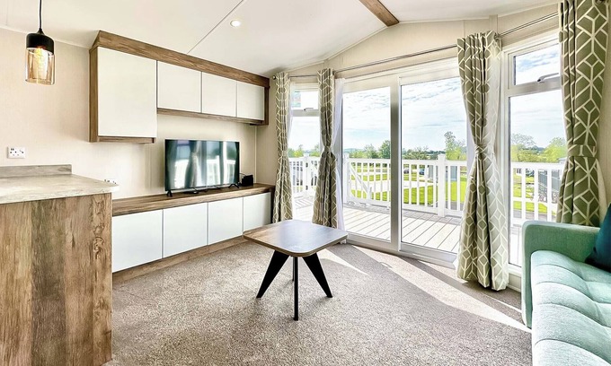 Cross Inn Casa | Elite 3 Bed with Decking