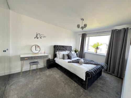 Newton Mearns Casa | Elite 3 bedroom family house with free parking