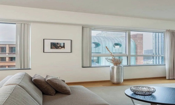 Zuidas Apartamento | Elite Executive Apartment with Top-Tier Amenities in Claude Debussylaan