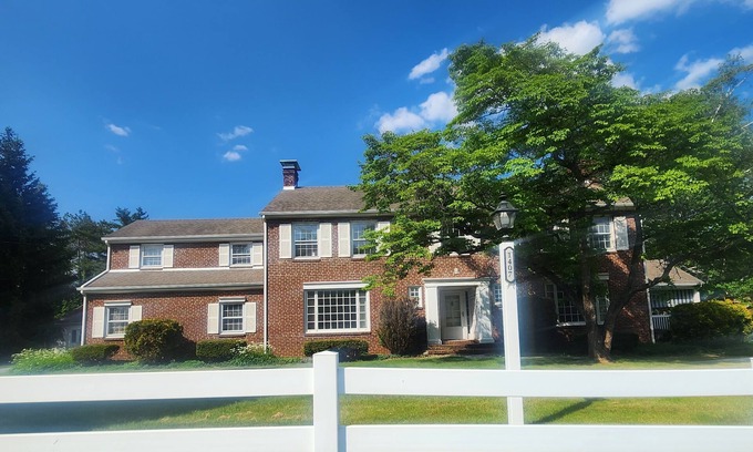 Park Forest Village Casa | Elite historic Atherton estate centrally located and 2.4 miles from stadium.