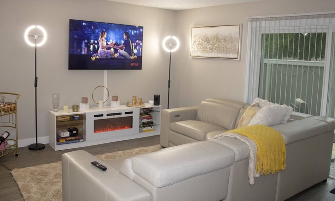 Pocket Casa | Elite Riverwalk Townhome w/ Sparkling Pool & Gym