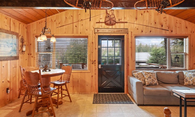 Packwood Cabina | Elk Cabin, Hot Tub, AC, Fire Pit, River Access