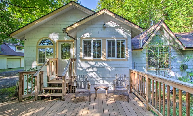 Ashford Cabaña | 'Elk Hideaway:' Ashford Cottage w/ Hot Tub!
