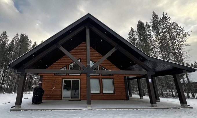 Valemount Casa | Elk Horn Cabin Rental - Pet Friendly!