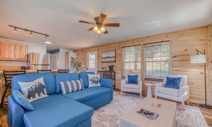Alto Apartamento | Elk Run Lodge | Spacious Cabin | Newly Renovated