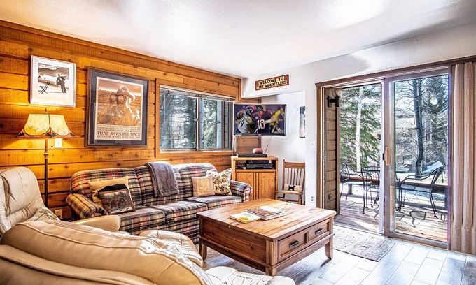 Elkhorn Village Condominio | Elkhorn Bluff Condo with Community & Resort Amenities