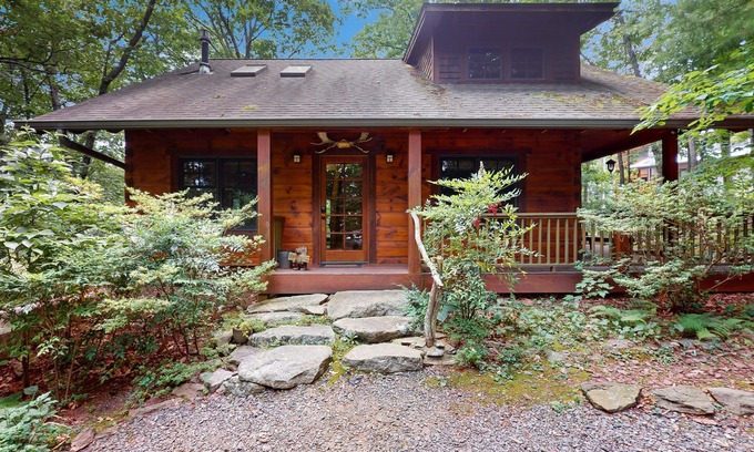 Skyland Casa | Elkhorn Cabin | Idyllic Craftsman Home | Sauna, Game Room & Mins to Asheville