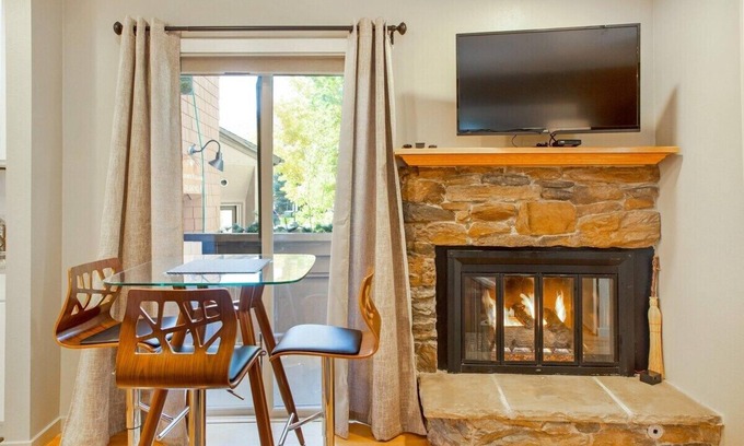 Elkhorn Village Condominio | Elkhorn Condo Walk to Dollar!