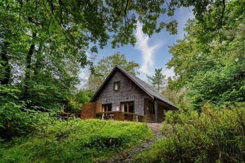 Farley Casa | Ellastone, woodland lodge with hot tub for 8