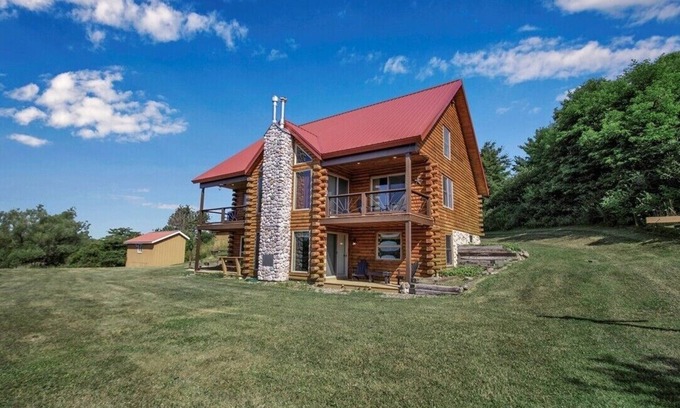 Farmersville Station Cabina | Ellicottville Cabin w/hot tub, stocked pond & 150+ acres of land to explore!