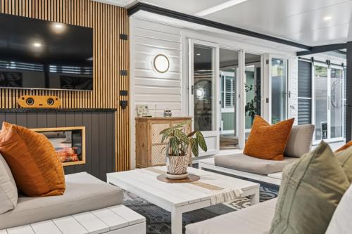 Coffs Harbour Casa | Ellie's Cottage Escape - Sleeps 8, Spa, Pizza Oven