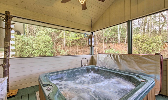 Ellijay Cabina | Ellijay Cabin with Porch & Private Hot Tub!