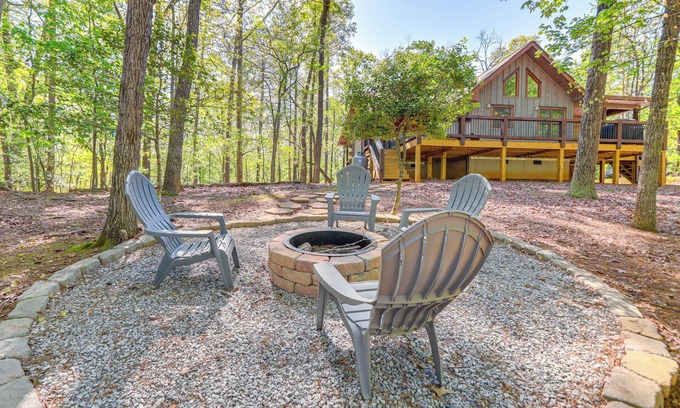 Ellijay Cabina | Ellijay Mountain Cabin w/ Hot Tub & Spacious Deck