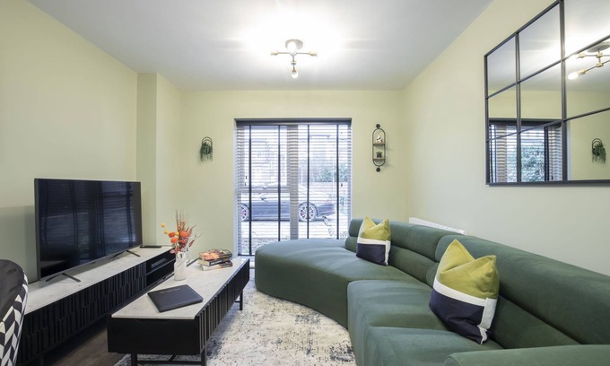 Cheltenham Apartamento | Elliot Oliver - Deluxe Two Bedroom Apartment With Parking & EV Charger