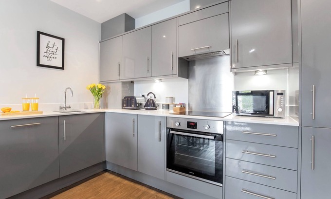 Gloucester Apartamento | Elliot Oliver -Stylish 2 Bedroom Apartment With Parking In The Docks