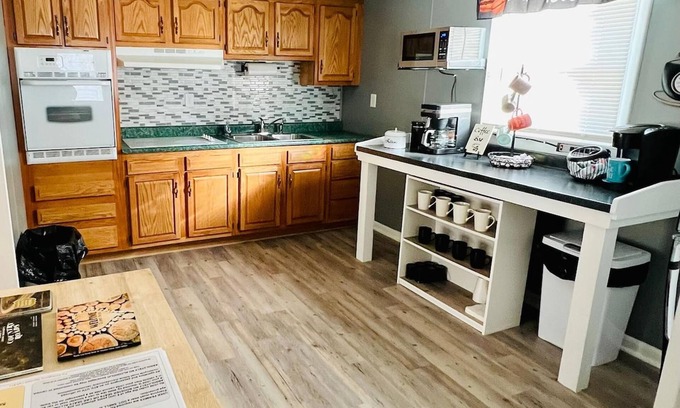 Stafford Casa | Ellis House Trail Lodging Sleeps 16