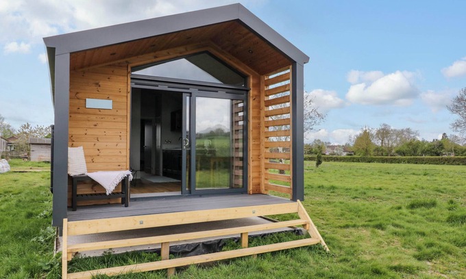 Malvern Cabaña | ELMSIDE LODGE, romantic, with a garden in Welland