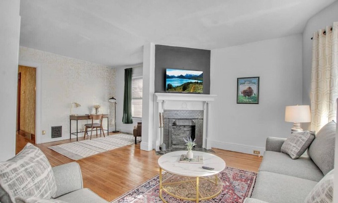 North Buffalo Apartamento | Elmwood Village Victorian Delight for All!