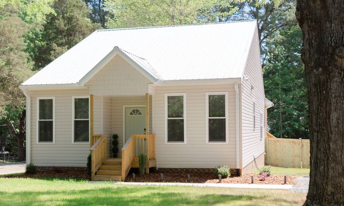 Burlington Casa | Elon University & Country Club Area Newly Built 3BDR home large private backyard