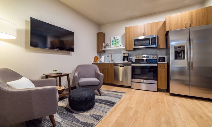 Riverside Apartamento | Eloquent 1 Bed Riverfront Park Travel Apartment