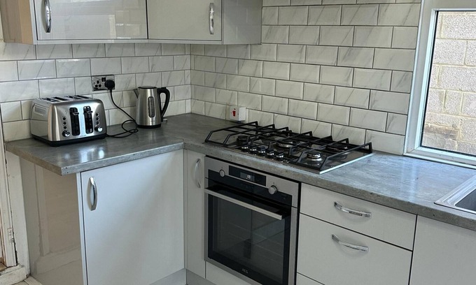 Slough Casa | ELSARO Guest house