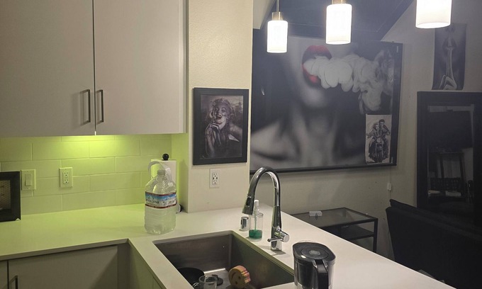 Downtown Las Vegas Apartamento | Elvis' love chamber private and quiet and crazy amenities