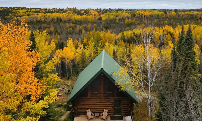 Ely Cabina | Ely Log Cabin - Off Grid+Solar+WiFi - 40 acres to roam