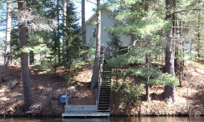 Grayling Cabina | Elysian River Escape: Scenic Deck, Grills, and Outdoor Adventures!