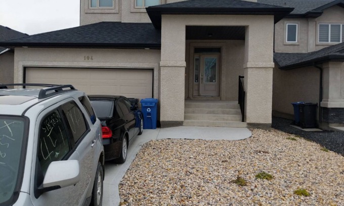 Winnipeg Casa | Suite de invitados en el sótano con entrada independiente