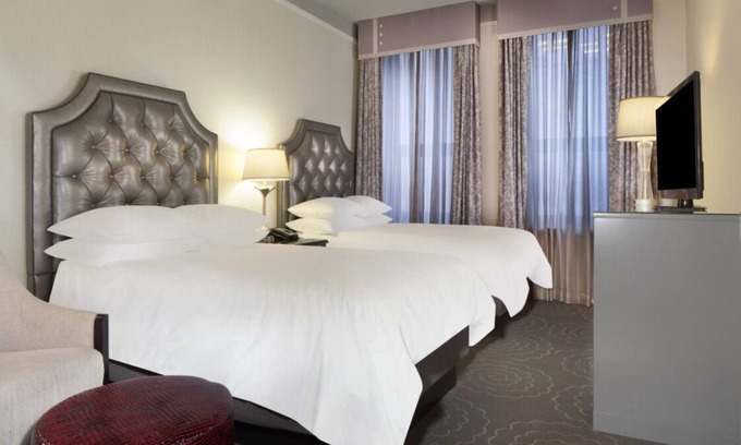 The Loop Hotel | Embrace Downtown Vibes! 3 Comfortable Rooms Near Ohio Street Beach