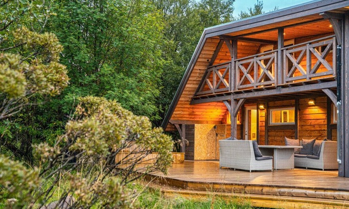 Blaskogabyggd Cabina | Embrace Nature by the River: Hot Tub & Spa Nearby!