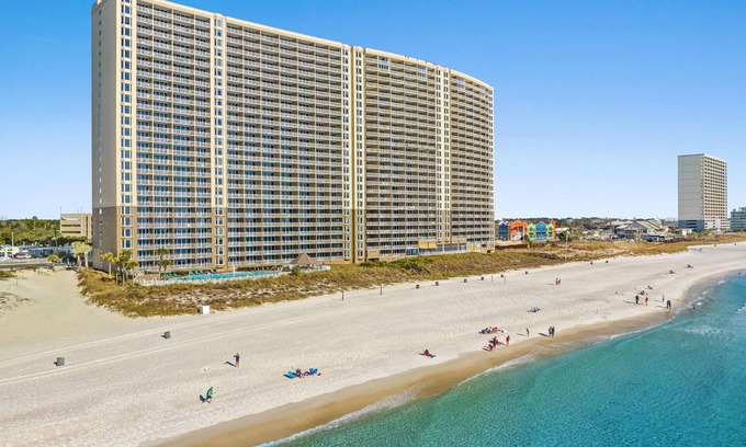 Panama City Beach Condominio | Emerald Beach by Southern Vacation Rentals