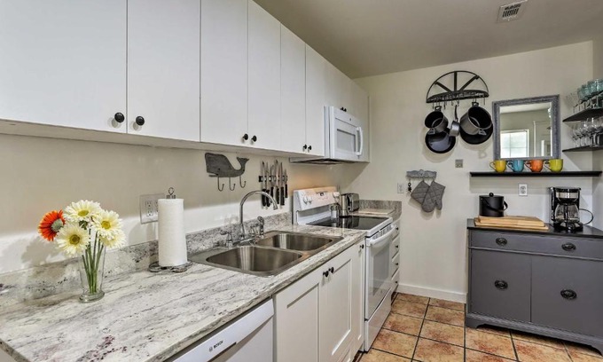 Gulfview Heights Casa | Emerald Coast Getaway with Yard - Steps to Beach!