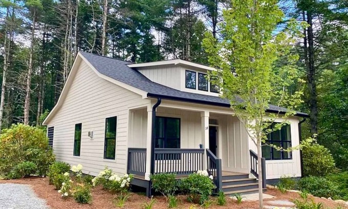 Cashiers Casa | Emerald Ferns Cottage (Short walk to waterfall!)